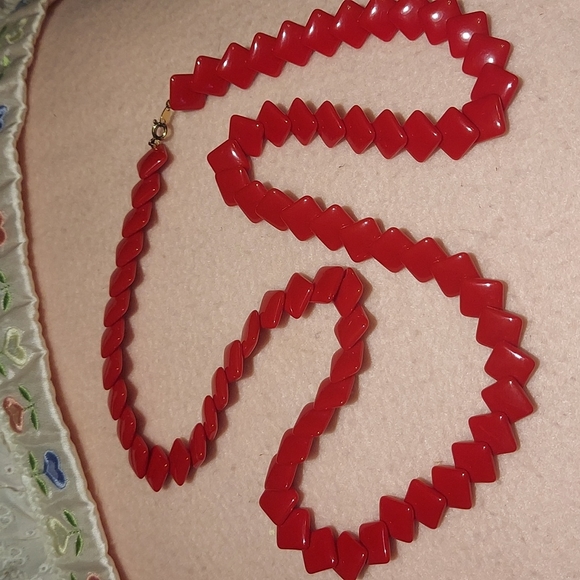 Vintage 1950's Trifari, Lucite Overlap design Link Necklace - Scarlet Red - Picture 6 of 6